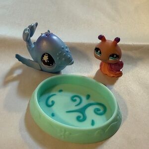 Littlest Pet Shop "Pet Pairs: Messiest" #824 Whale,#823 Snail, Pool Circa 2009